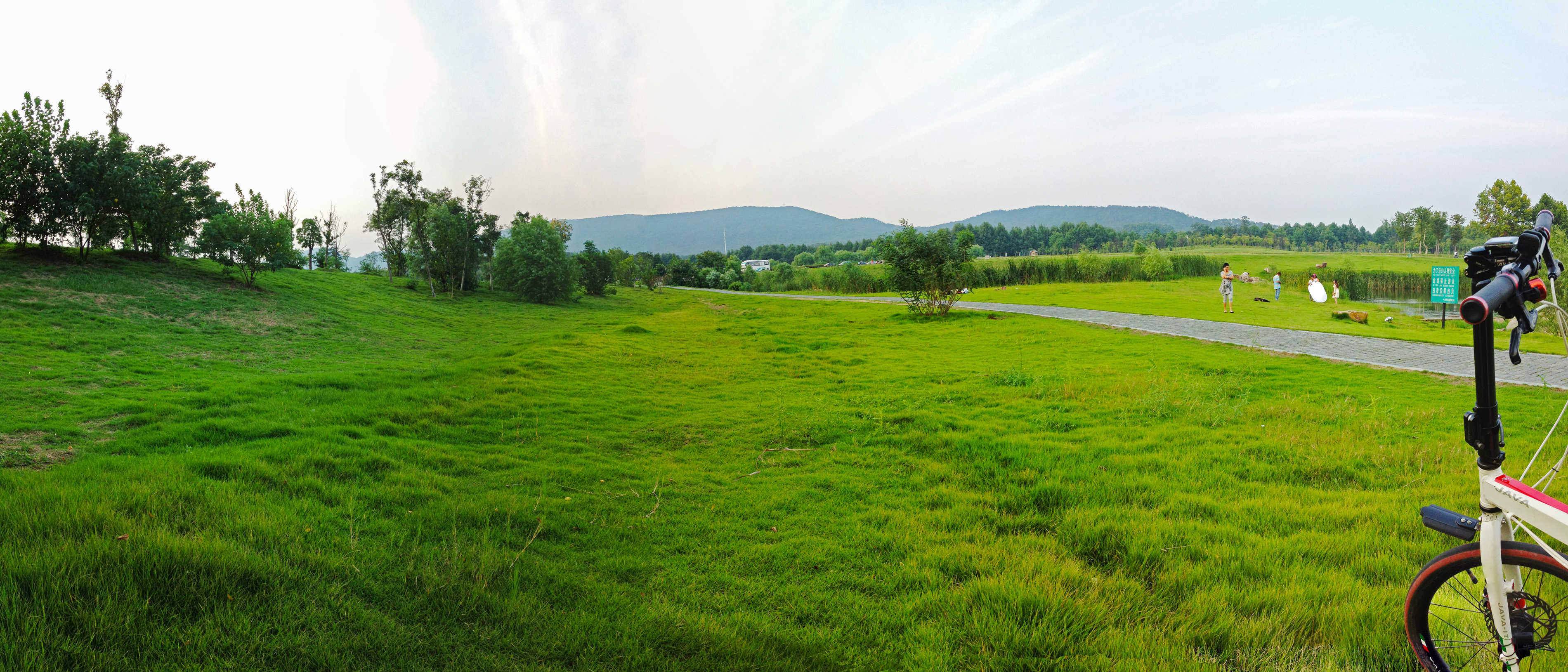 File:20120831南京紫金山南麓东洼子绿地湖边暮色^草坪全景- panoramio 